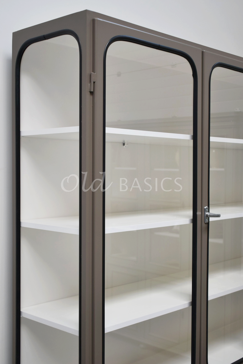 Detail van Apothekerskast Retrique, 3 deuren, RAL7006, grijs, beige, bruin, materiaal staal